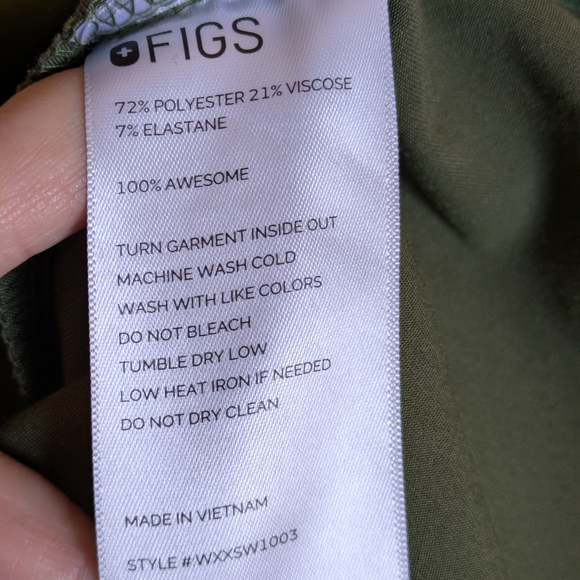 Figs Forest Green Sleeveless Scrub Top 2 Front Pockets Sz L - Picture 7 of 8